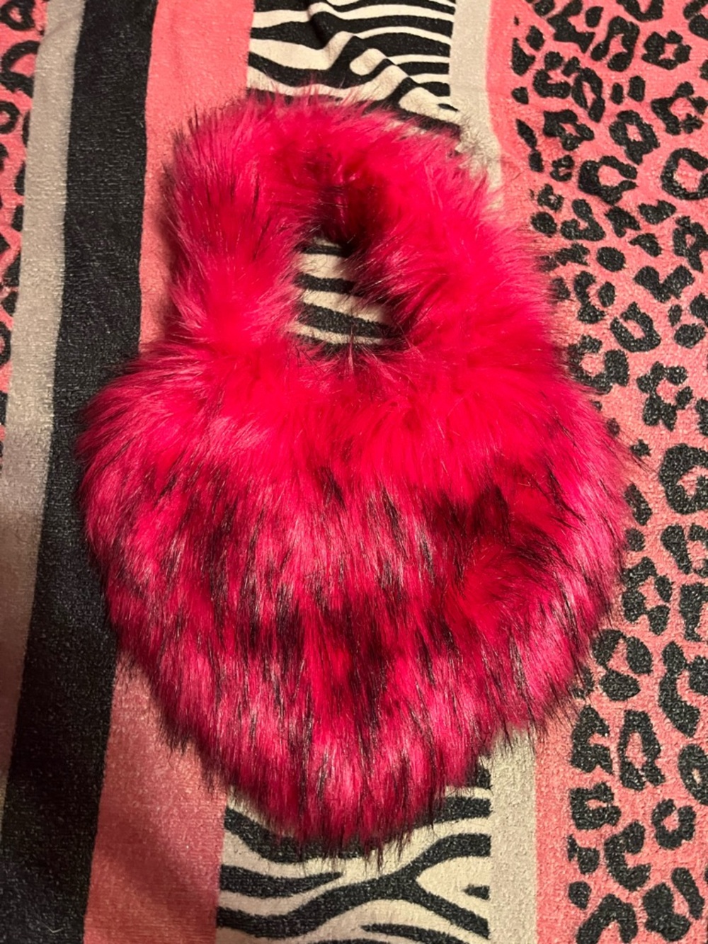 Y2K Hot pink Furry heart shaped purse - Picture 2 of 5